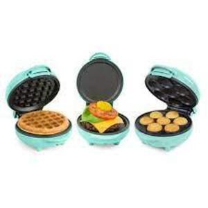 DESCRIPTION: (1) BUNDLE OF WAFFLE MAKER GRIDDLE AND CUPCAKE MAKER BRAND/MODEL: NOSTALGIA #MWFGRDCK5TL INFORMATION: TEAL RETAIL$: $50.00 SIZE: MINI QTY