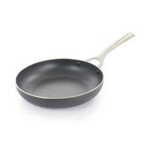 DESCRIPTION: (1) ALUMINUM FRYING PAN BRAND/MODEL: OSTER INFORMATION: BLACK RETAIL$: $21.86 SIZE: 12" QTY: 1