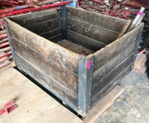 WOODEN PALLET CRATE