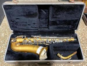 BEUSCHER ALTO SAXOPHONE W/ CASE