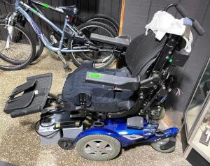 INVACARE FDX POWER WHEELCHAIR BASE (FOR PARTS)