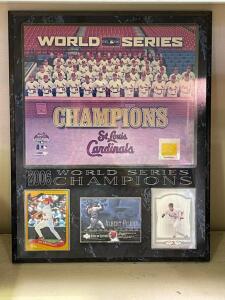 2006 ST. LOUIS CARDINALS WORLD SERIES CHAMPIONS COMMEMORATIVE PLAQUE WITH TEAM PHOTO AND CARDS