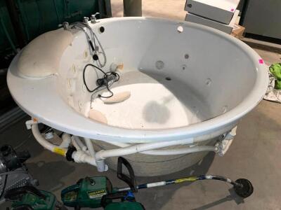 60" ROUND SPA TUB W/ PUMP MOTORS.