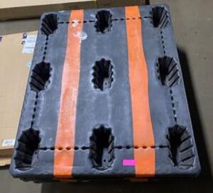 (6) LIGHT WEIGHT PLASTIC PALLET