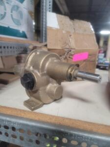 (1) BRASS PUMP