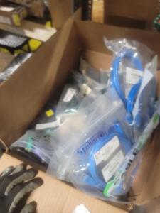 (1) BOX OF RANDOM ELECTRONIC CORDS