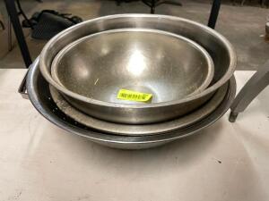 (4) ASSORTED STAINLESS BOWLS AND COLANDERS.