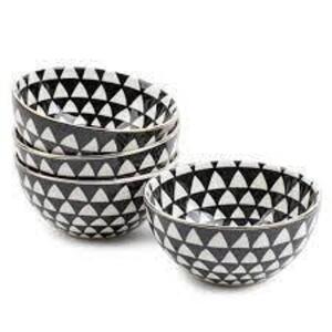 DESCRIPTION: (4) ROUND BOWLS BRAND/MODEL: THYME AND TABLE INFORMATION: BLACK AND WHITE MEDALLION RETAIL$: $20.00 TOTAL QTY: 4