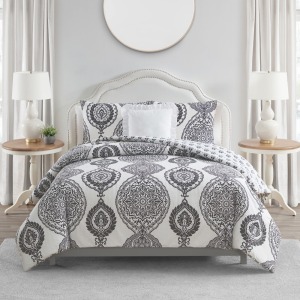 DESCRIPTION: (1) COMFORTER SET INFORMATION: BLACK AND WHITE RETAIL$: $60.00 SIZE: FULL/QUEEN QTY: 1