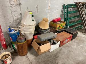 LARGE GROUP OF ASSORTED D�COR AND KITCHEN ITEMS