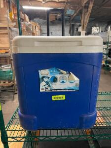 DESCRIPTION: IGLOO 60 QT BLUE PLASTIC ROLLER COOLER. BRAND / MODEL: IGLOO LOCATION: BAY 7 QTY: 1