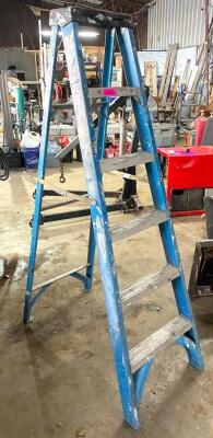 DESCRIPTION: 6' FIBERGLASS STEP LADDER LOCATION: SHOP QTY: 1