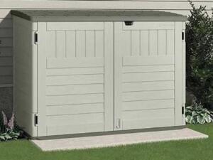 DESCRIPTION: (1) HORIZONTAL STORAGE SHED BRAND/MODEL: SUNCAST/BMS4700 INFORMATION: VANILLA-STONEY & BLACK/CAPACITY: 70 CU-FT/DURABLE RESIN RETAIL$: 42