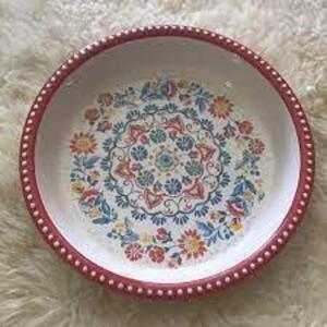 DESCRIPTION: (1) MAZIE PIE PLATE BRAND/MODEL: PIONEER WOMAN RETAIL$: $30.00 EA SIZE: 9.4 IN QTY: 1