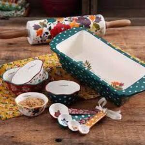 DESCRIPTION: (1) BAKEWARE SET BRAND/MODEL: PIONEER WOMAN #115931.10R INFORMATION: DECORATED STONEWARE RETAIL$: $50.000 EA SIZE: 10 PIECE QTY: 1