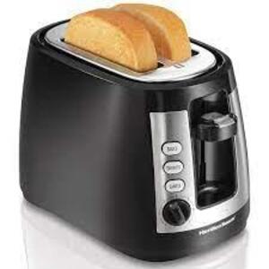 DESCRIPTION: (1) TABLE TOP TOASTER BRAND/MODEL: HAMILTON BEACH #22810 INFORMATION: BLACK AND WHITE DOT RETAIL$: $34.99 SIZE: 2 SLICE QTY: 1