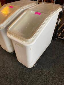 DESCRIPTION: 15 GALLON ROLL ABOUT INGREDIENTS BIN W/ LID BRAND / MODEL: RUBBERMAID LOCATION: SEATING QTY: 1