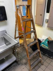 DESCRIPTION: 6' WOODEN LADDER SIZE 6' LOCATION: KITCHEN QTY: 1