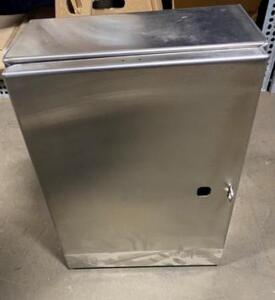 DESCRIPTION: (1) METAL ENCLOSURE BRAND/MODEL: WIEGMANN/56018AAAB INFORMATION: STAINLESS STEEL/MUST COME INTO INSPECT RETAIL$: 154.85 SIZE: 7-1/2"D X 1