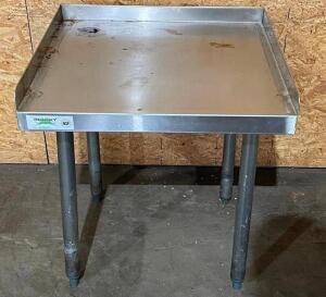 DESCRIPTION: 24" X 24" LOW BOY STAINLESS EQUIPMENT STAND. BRAND / MODEL: REGENCY 600ES2424G SIZE: 26" TALL LOCATION: 7 QTY: 1