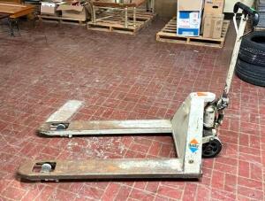 4500LB CAPACITY PALLET JACK (NOT IN WORKING CONDITION)