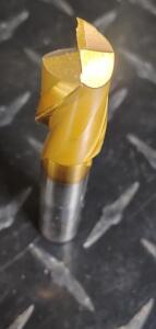 DESCRIPTION: (1) HSS SQ. END MILL BRAND/MODEL: HERTEL 41119785 RETAIL$: $38.88 SIZE: 5/8" DIA 1-1/8" LOC 1/2" SD QTY: 1