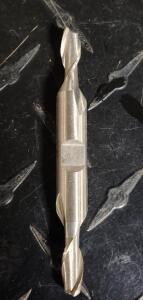 DESCRIPTION: (2) HSS DOUBLE END SQ END MILL BRAND/MODEL: INTERSTATE 01700160 RETAIL$: $25.20 SIZE: 1/4" DIA 1/2" LOC 3/8" SD QTY: 2