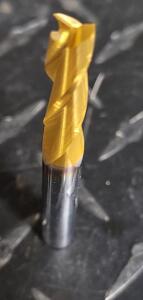 DESCRIPTION: (1) SOLID CARBIDE SQ. END MILL BRAND/MODEL: KENNAMETAL 1115698 RETAIL$: $55.27 SIZE: 9/32" DIA 3/4" LOC 5/16" SD QTY: 1