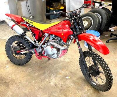 DESCRIPTION: SUZUKI DIRT BIKE QTY: 1