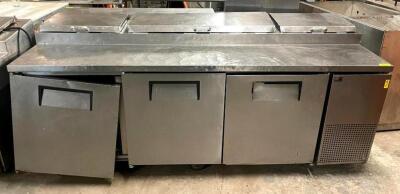 DESCRIPTION: 93" 3-DOOR STAINLESS STEEL PIZZA PREP TABLE WITH REFRIGERATED BASE BRAND/MODEL: TRUE TPP-93 INFORMATION: (1) DOOR IS NOT ATTACHED DUE TO