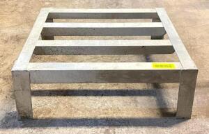 DESCRIPTION: ALUMINUM DUNNAGE RACK SIZE: 21.5"X17.5"X8" QTY: 1