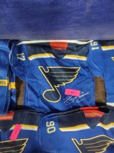 DESCRIPTION: (5) RALLY TOWELS BRAND/MODEL: ST. LOUIS BLUES INFORMATION: NUMBER 17 QTY: 5