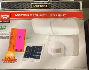 DEFIANT 180-DEGREE WHITE 90-WATT EQUIVALENT MOTION ACTIVATED OUTDOOR SOLAR POWERED INTEGRATED LED TWIN HEAD FLOOD LIGHT