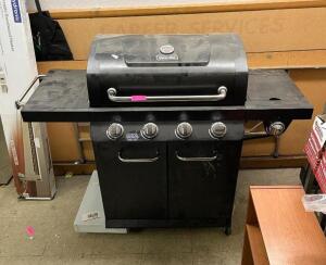 NEVER USED PREMIER 4-BURNER PROPANE GAS GRILL IN BLACK WITH SIDE BURNER