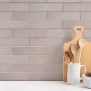 25 SQ FT TAZA GREY 2.5 IN. X 9.75 IN. GLOSSY TEXTURED CERAMIC WALL TILE BRAND/MODEL JEFFREY COURT RETAIL PRICE: $6.49 SQ FT THIS LOT IS SO