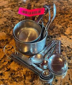 SMALL ASSORTMENT OF MEASURING CUPS AND SPOONS