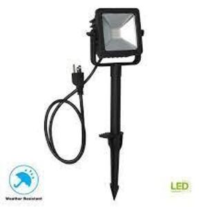 (2) LINE VOLTAGE BLACK OUTDOOR INTEGRATED LED LANDSCAPE FLOOD LIGHT BRAND/MODEL HAMPTON BAY RETAIL PRICE: $36.97 EACH THIS LOT IS SOLD BY