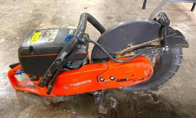 DESCRIPTION: CONCRETE WET/DRY CHAINSAW BRAND/MODEL: HUSQVARNA PARTNER 750K LOCATION: WAREHOUSE LOCATION: 6249 LORENS LN. CEDAR HILL, MO 63016 QTY: 1