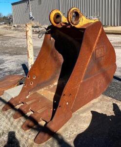 DESCRIPTION: 26" EXCAVATOR BUCKET LOCATION: SIDE LOT LOCATION: 6249 LORENS LN. CEDAR HILL, MO 63016 QTY: 1