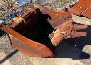 DESCRIPTION: 23" EXCAVATOR BUCKET INFORMATION: HAS DAMAGE LOCATION: SIDE LOT LOCATION: 6249 LORENS LN. CEDAR HILL, MO 63016 QTY: 1