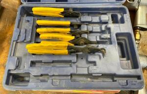 DESCRIPTION: SNAP RING PLIER SET BRAND/MODEL: CAL HAWK LOCATION: WAREHOUSE LOCATION: 6249 LORENS LN. CEDAR HILL, MO 63016 QTY: 1