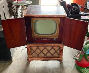 VINTAGE RCA VICTOR MODEL 17T172 TELEVISION