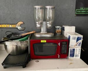 SMALL GROUP OF KITCHEN APPLIANCES AND COOKWARE