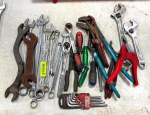 DESCRIPTION: ASSORTED WRENCHES AS SHOWN LOCATION: WAREHOUSE LOCATION: 6249 LORENS LN. CEDAR HILL, MO 63016 QTY: 1