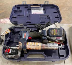 DESCRIPTION: POWERLUBER CORDLESS GREASE GUN KIT BRAND/MODEL: LINCOLN 1880 LOCATION: WAREHOUSE LOCATION: 6249 LORENS LN. CEDAR HILL, MO 63016 QTY: 1