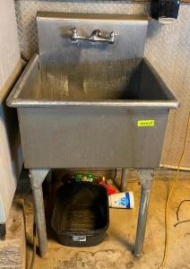 DESCRIPTION: 1-COMPARTMENT STAINLESS STEEL SINK SIZE: 27"X27" LOCATION: WAREHOUSE LOCATION: 6249 LORENS LN. CEDAR HILL, MO 63016 QTY: 1