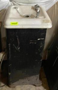 DESCRIPTION: VINTAGE DRINKING FOUNTAIN LOCATION: WAREHOUSE LOCATION: 6249 LORENS LN. CEDAR HILL, MO 63016 QTY: 1