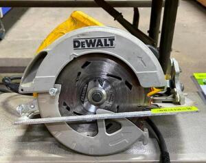 DESCRIPTION: 7-1/4" ELECTRIC CIRCULAR SAW BRAND/MODEL: DEWALT DWEE575 QTY: 1