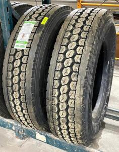 DESCRIPTION: (2) - GDH100 LONG HAUL C/S DRIVER GREEN MAX TRUCK TIRES BRAND / MODEL: GREEN MAX RETAIL PRICE: $265 / EACH LOCATION: WOOD TABLE / TIRE RA