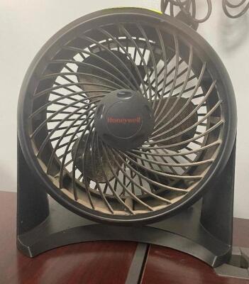 DESCRIPTION: DESK TOP OFFICE FAN THIS LOT IS: ONE MONEY QTY: 1